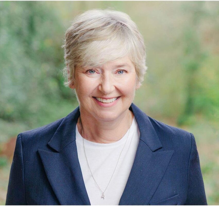 Outdoor Corporate Headshots vs. Studio: Which One Suits You?
